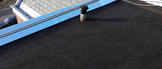 Bitumen dakbedekking randen met leien dakbedekking hellend dak